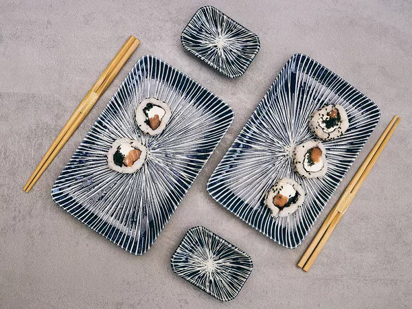 Zestaw do sushi dla 2 osób (4 el.) z pałeczkami Tokyo Design Studio - Tokusa Blue 33846 Zestaw do sushi dla 2 osób (4 el.) z pałeczkami Tokyo Design Studio - Tokusa Blue 33846